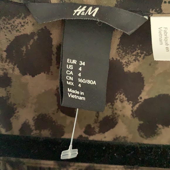 H&M sleeveless leopard print dress. - Picture 3 of 4